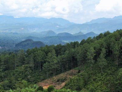 Di balik pemandangan 650 mdpl, Puncak Ampangan menyimpan jejak PDRI dan perlawanan Agresi Militer Belanda II. Wisata sejarah di kaki Gunung Sago/Foto: Indonesia Kaya