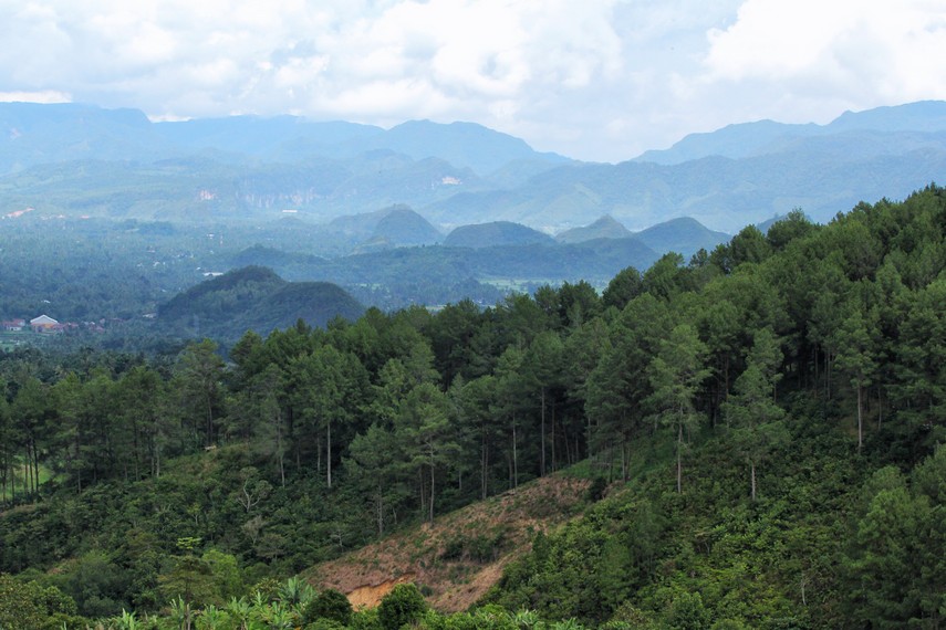 Di balik pemandangan 650 mdpl, Puncak Ampangan menyimpan jejak PDRI dan perlawanan Agresi Militer Belanda II. Wisata sejarah di kaki Gunung Sago/Foto: Indonesia Kaya