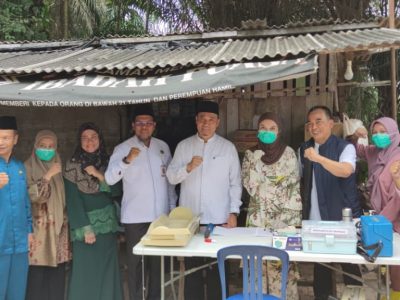 Wakil Wali kota Pekanbaru Markarius Anwar turun langsung meninjau lokasi sekaligus memastikan kondisi para korban yang masih menjalani pemulihan/Foto: Media Pekanbaru