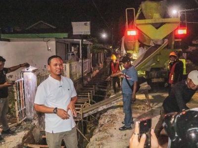 Pemko Pekanbaru percepat pembangunan drainase di Jalan Embun Pagi, Marpoyan Damai, untuk atasi banjir. Saluran akan terhubung ke anak Sungai Sail, dikerjakan pagi-malam.