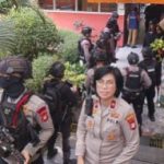 Polda Metro Jaya evakuasi SD di Jagakarsa usai terima ancaman bom. Tim Gegana dan Densus 88 lakukan penyisiran, polisi selidiki asal pesan ancaman.