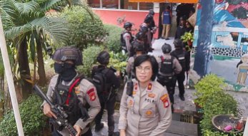 Polda Metro Jaya evakuasi SD di Jagakarsa usai terima ancaman bom. Tim Gegana dan Densus 88 lakukan penyisiran, polisi selidiki asal pesan ancaman.