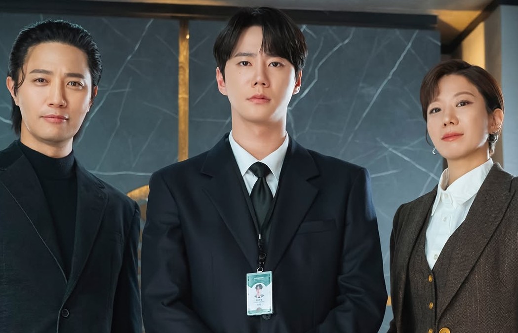 Lee Jun-young berperan ganda di drama Reborn Rookie sebagai pesepak bola dan ketua konglomerat/Foto: Soompi