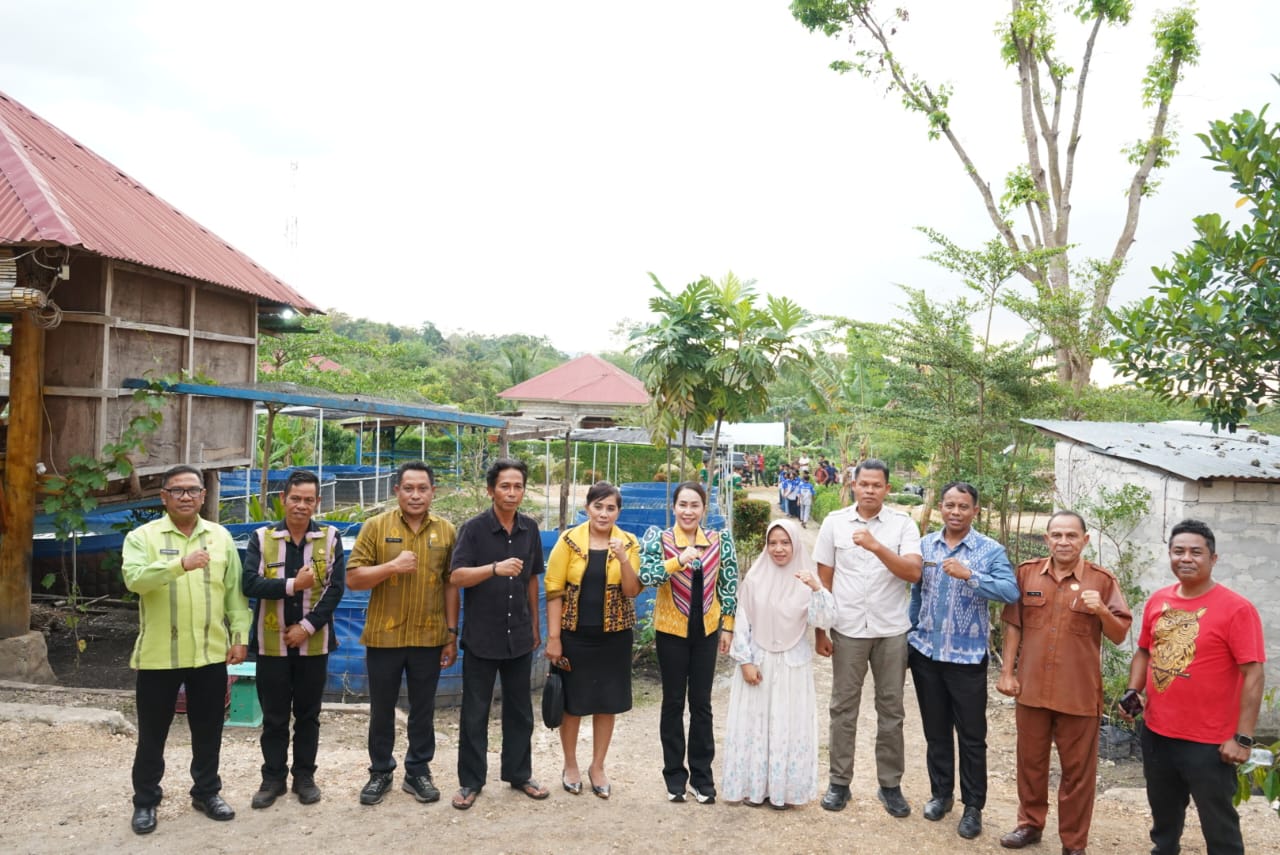 Bupati Sumba Barat Daya Ratu Ngadu Bonnu Wulla tinjau budi daya ikan lele di Desa Weerena dukung ketahanan pangan dan program makan bergizi gratis/Foto: Media Center SBD