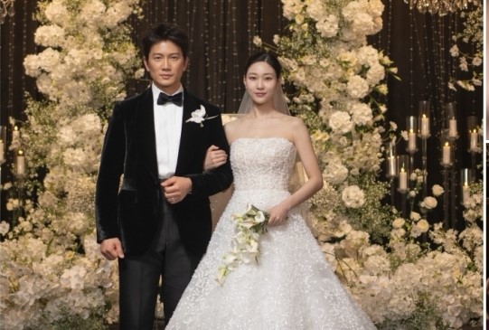 Ji Sung dan Ha Yun Kyung gelar pernikahan palsu di episode pertama The Apartment Job. Kisah mantan bos geng yang jadi calon ketua RT demi 10 miliar won/Foto: Soompi