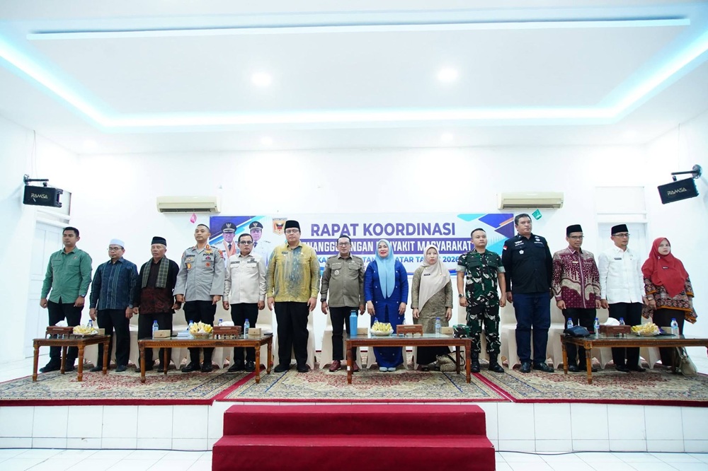 Pemkab Tanah Datar siapkan Perbup untuk berantas LGBT yang disebut telah merambah lintas generasi. Potensi kerugian moral dan sosial dianggap mengkhawatirkan.