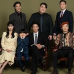 Ji Sung lanjutkan proyek keluarga palsu di The Apartment Job episode 2 dengan sesi foto bersama geng/Foto: Soompi