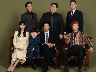 Ji Sung lanjutkan proyek keluarga palsu di The Apartment Job episode 2 dengan sesi foto bersama geng/Foto: Soompi