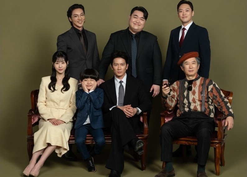 Ji Sung lanjutkan proyek keluarga palsu di The Apartment Job episode 2 dengan sesi foto bersama geng/Foto: Soompi