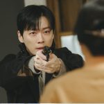 Namkoong Min todongkan pistol ke mertua dan tuntut 3 miliar won di The Husband episode 4. Tae Joo kabur dari polisi dan kini jadi tersangka penculikan istrinya/Foto: Soompi