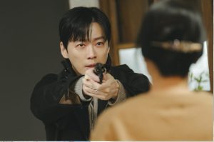 Namkoong Min todongkan pistol ke mertua dan tuntut 3 miliar won di The Husband episode 4. Tae Joo kabur dari polisi dan kini jadi tersangka penculikan istrinya/Foto: Soompi