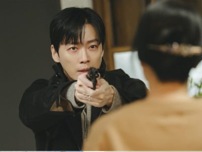 Namkoong Min todongkan pistol ke mertua dan tuntut 3 miliar won di The Husband episode 4. Tae Joo kabur dari polisi dan kini jadi tersangka penculikan istrinya/Foto: Soompi