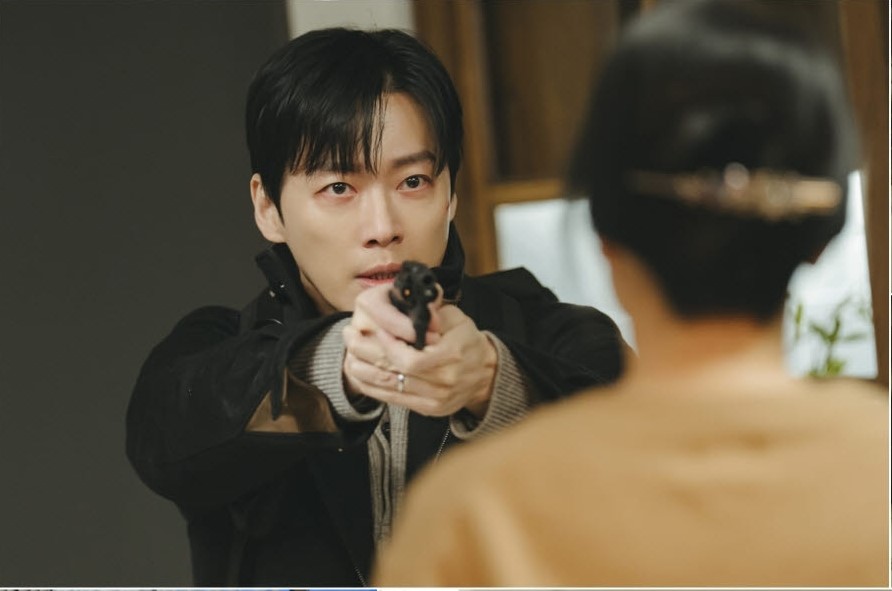 Namkoong Min todongkan pistol ke mertua dan tuntut 3 miliar won di The Husband episode 4. Tae Joo kabur dari polisi dan kini jadi tersangka penculikan istrinya/Foto: Soompi